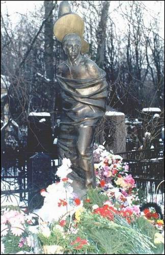 Памятник на могиле Владимира Семеновича Высоцкого_Фото_Актеры советского и российского кино